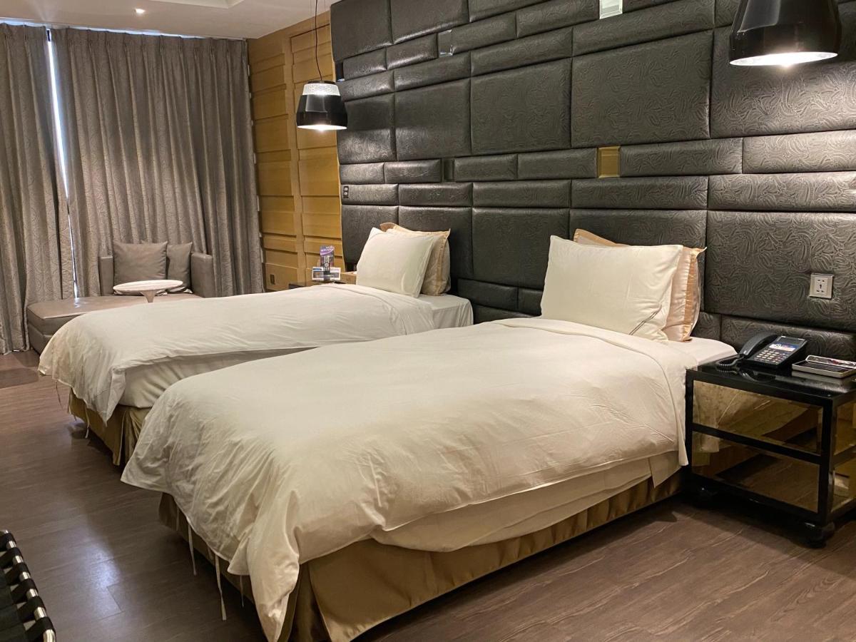 U-Her Hotel Taichung Extérieur photo