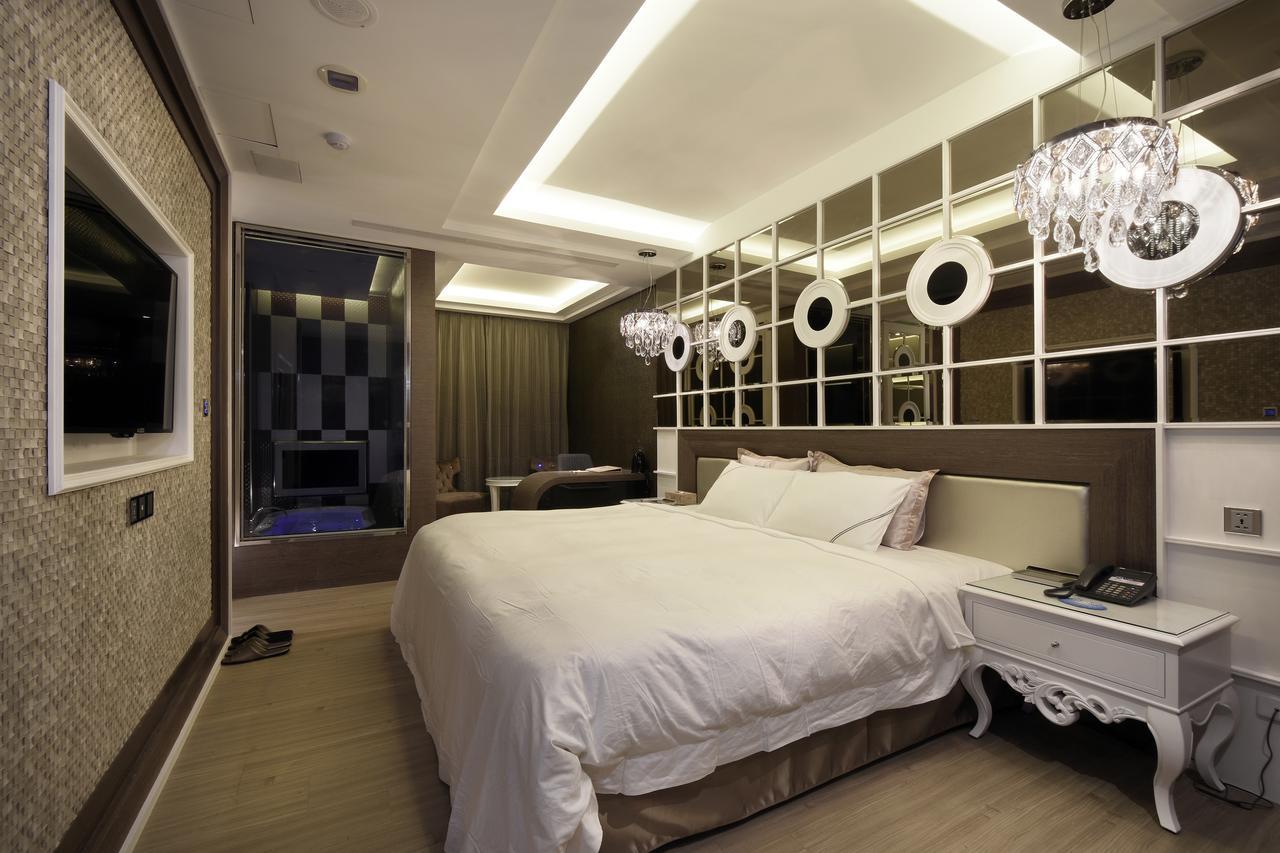 U-Her Hotel Taichung Extérieur photo