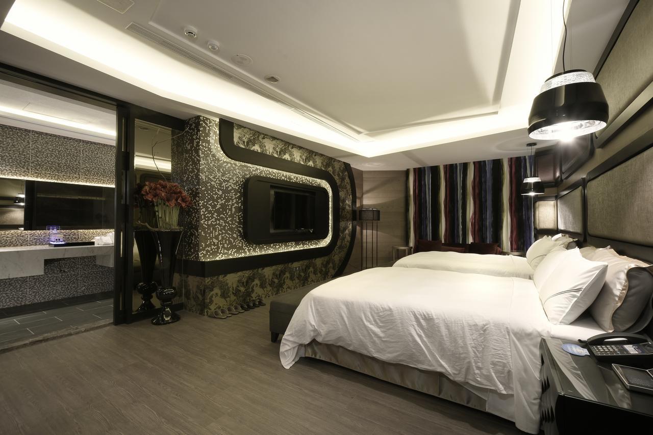U-Her Hotel Taichung Extérieur photo