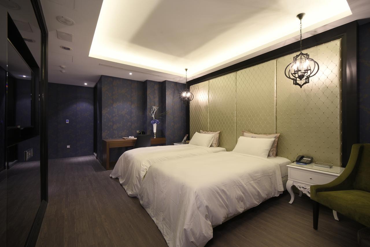 U-Her Hotel Taichung Extérieur photo