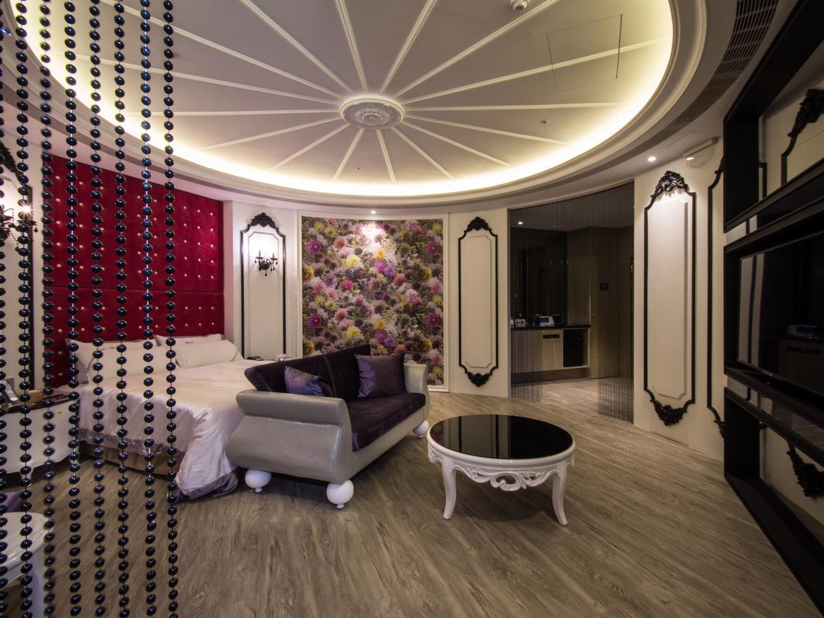 U-Her Hotel Taichung Extérieur photo